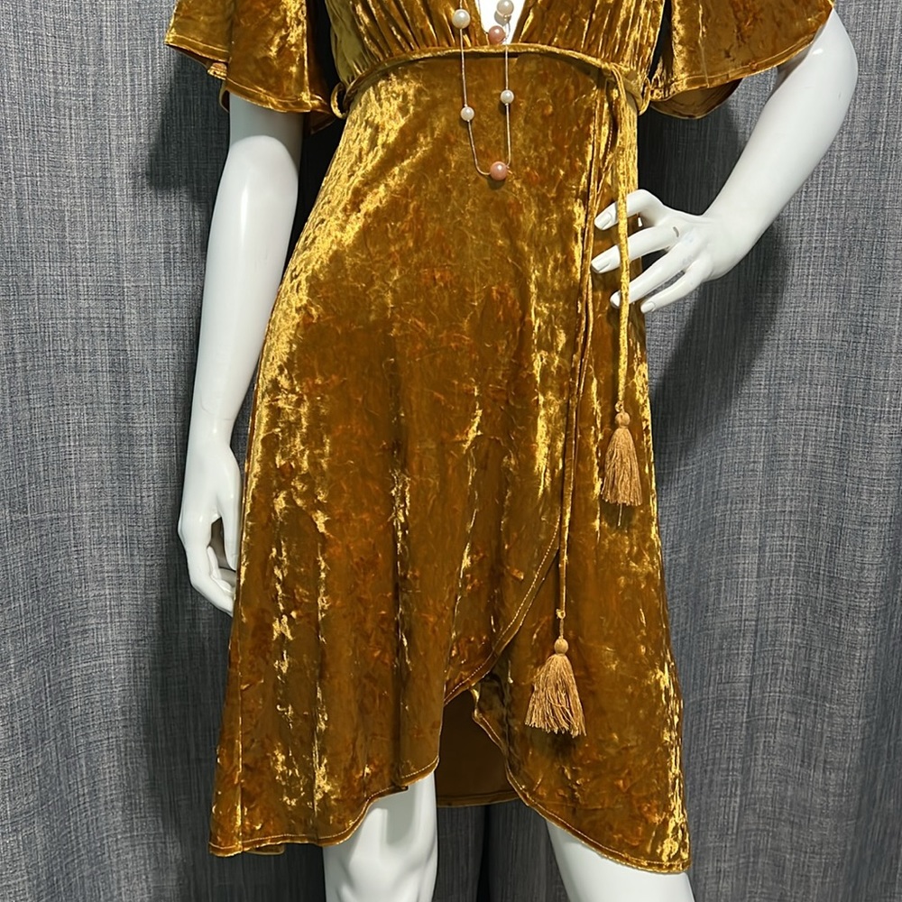 NWOT Forever 21 Amber Crushed Velvet Deep V Tulip Hem Dress S - Picture 4 of 9